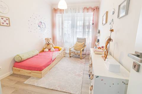 Oportunidade! apartamento remodelado t3 em cacilhas com vista rio tejo