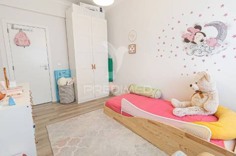 Oportunidade! apartamento remodelado t3 em cacilhas com vista rio tejo