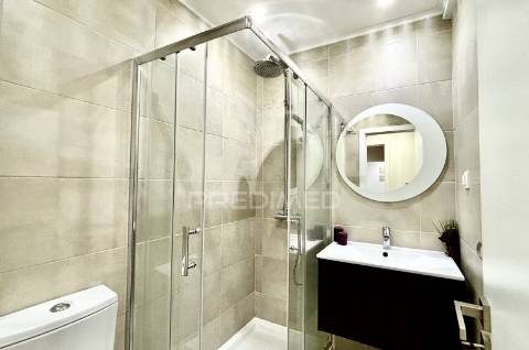 Oportunidade! apartamento remodelado t3 em cacilhas com vista rio tejo