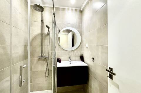 Oportunidade! apartamento remodelado t3 em cacilhas com vista rio tejo