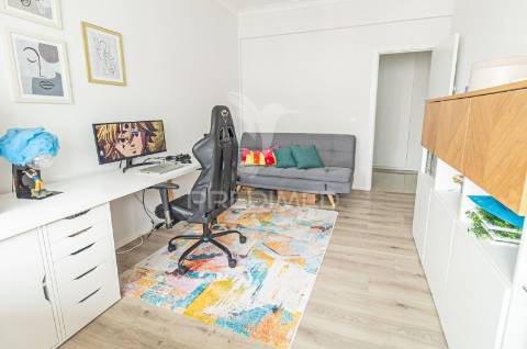 Oportunidade! apartamento remodelado t3 em cacilhas com vista rio tejo