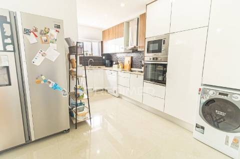 Oportunidade! apartamento remodelado t3 em cacilhas com vista rio tejo