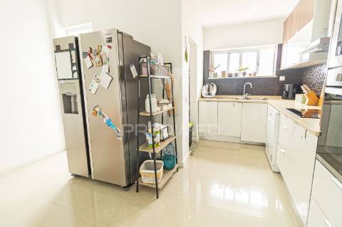 Oportunidade! apartamento remodelado t3 em cacilhas com vista rio tejo