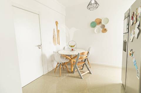 Oportunidade! apartamento remodelado t3 em cacilhas com vista rio tejo