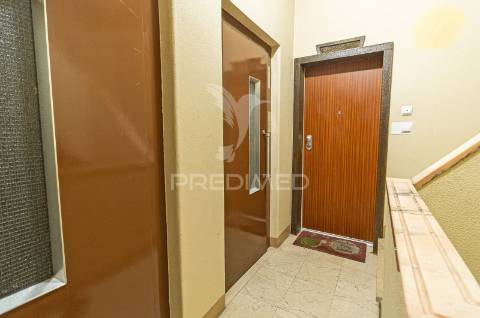 Oportunidade! apartamento remodelado t3 em cacilhas com vista rio tejo