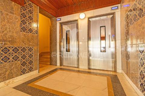 Oportunidade! apartamento remodelado t3 em cacilhas com vista rio tejo