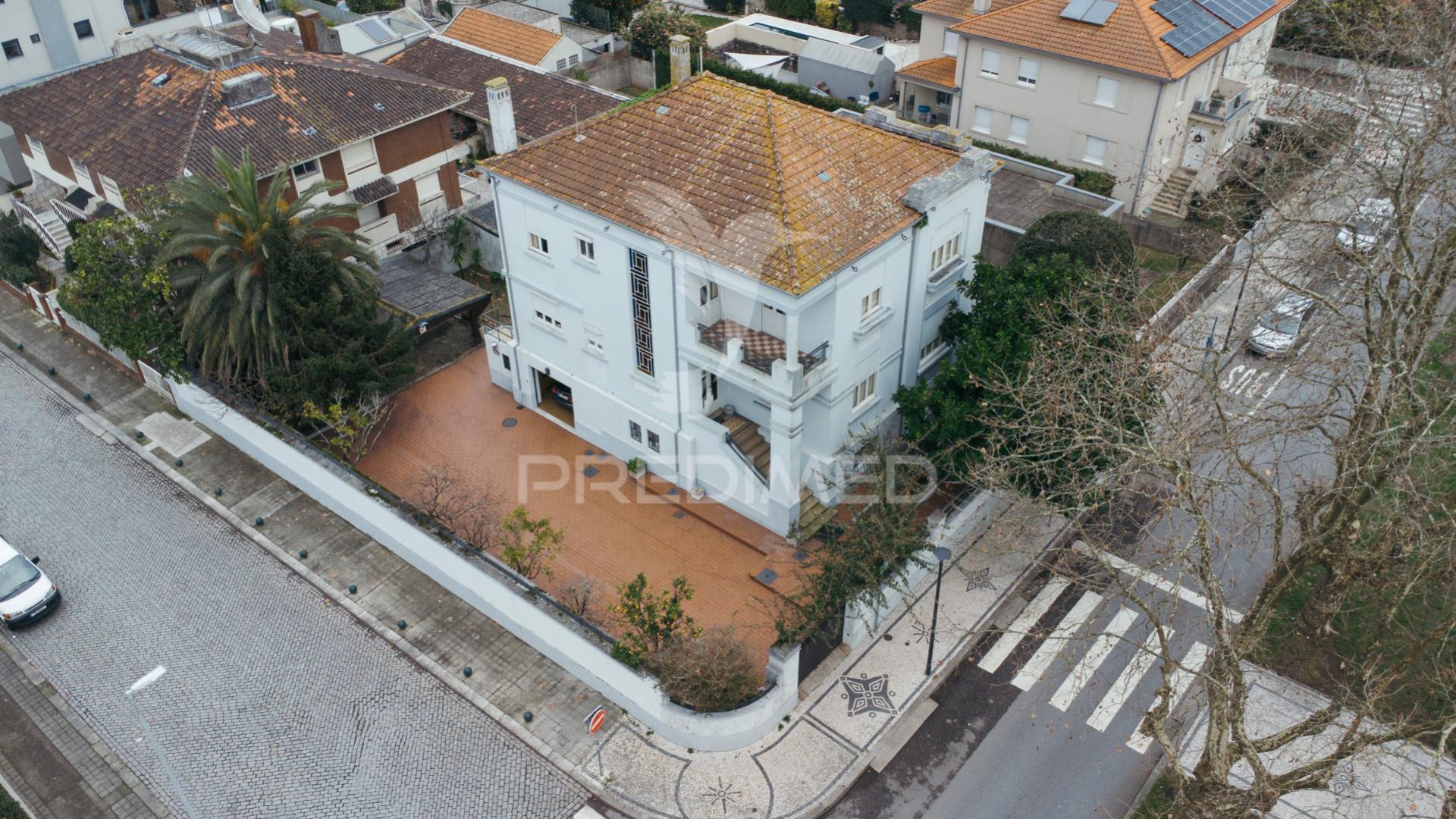 Vivenda de 3 pisos com garagem