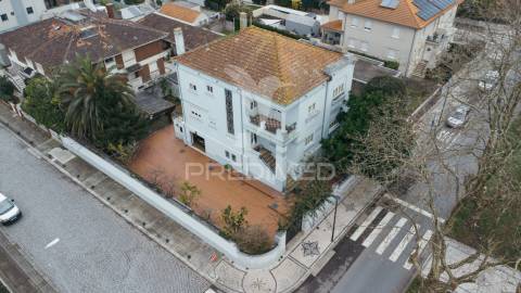 Vivenda de 3 pisos com garagem