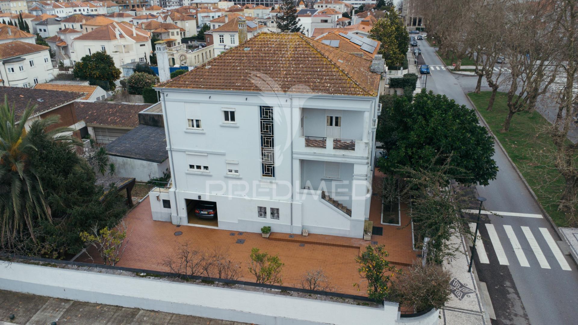 Vivenda de 3 pisos com garagem