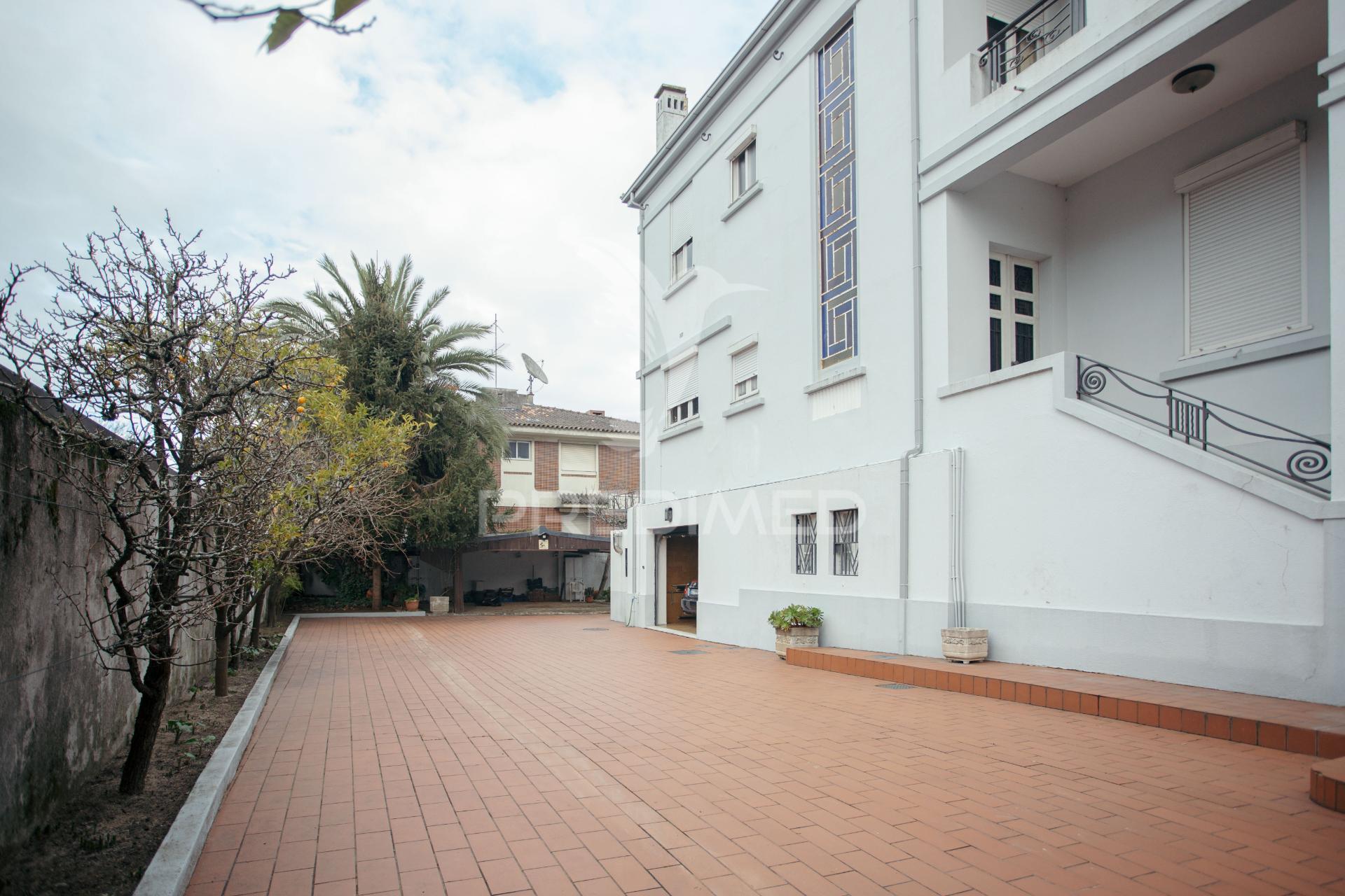 Vivenda de 3 pisos com garagem