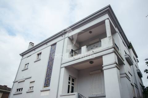 Vivenda de 3 pisos com garagem