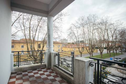 Vivenda de 3 pisos com garagem