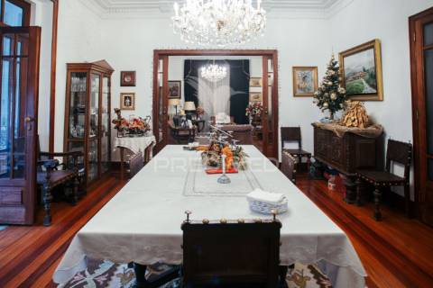 Vivenda de 3 pisos com garagem