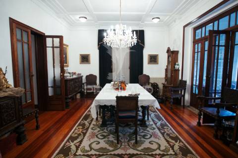 Vivenda de 3 pisos com garagem