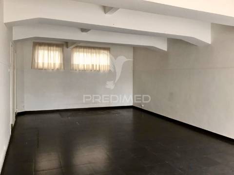 Loja c/ logradouro em corroios centro da cidade