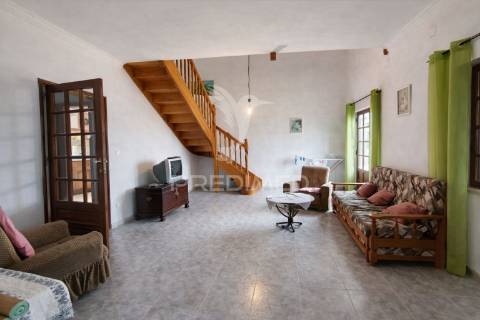 Moradia t5, com garagem e espaço exterior