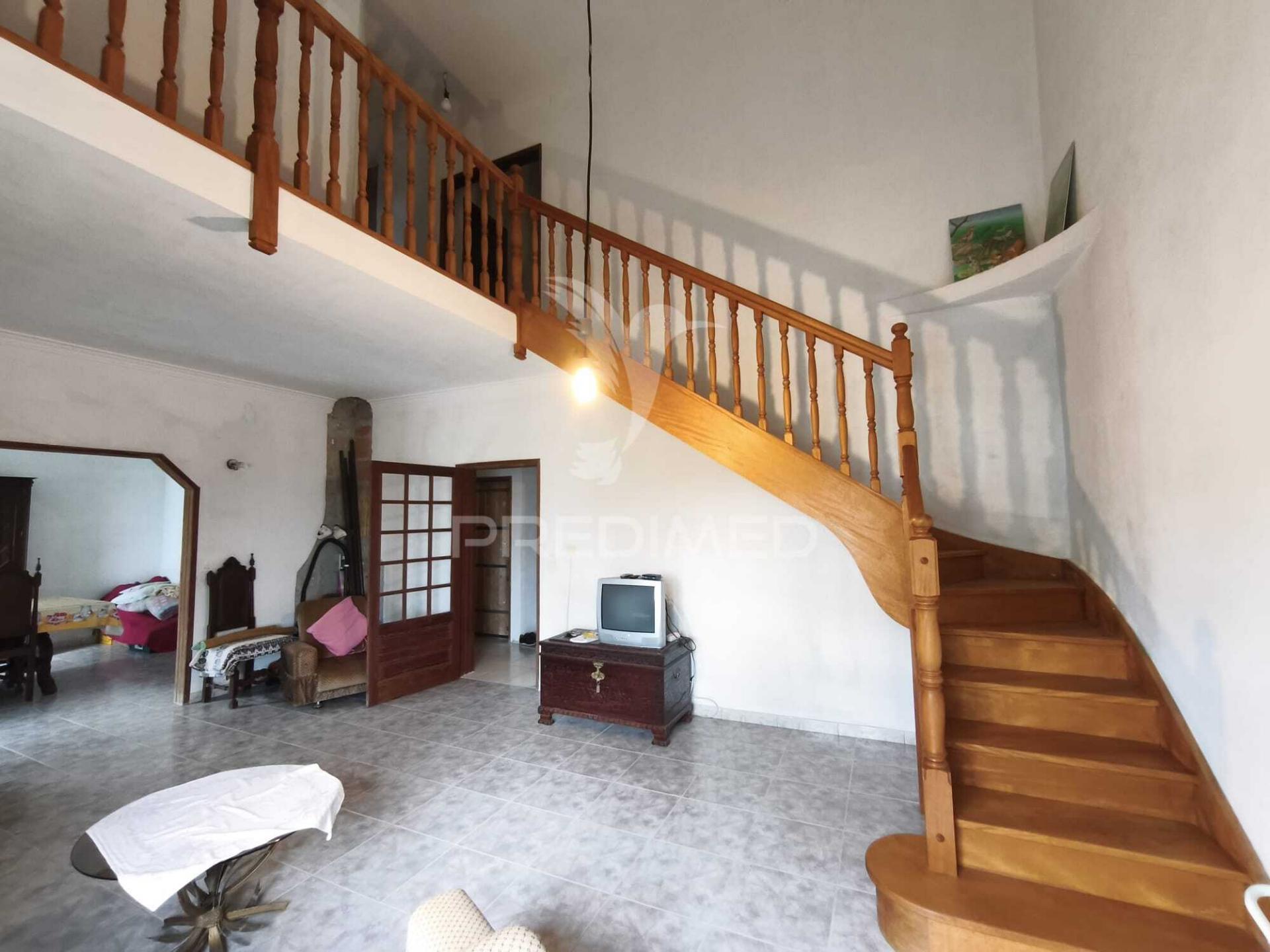 Moradia t5, com garagem e espaço exterior