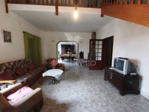 Moradia t5, com garagem e espaço exterior