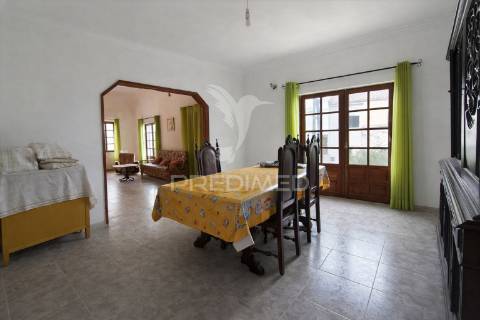 Moradia t5, com garagem e espaço exterior