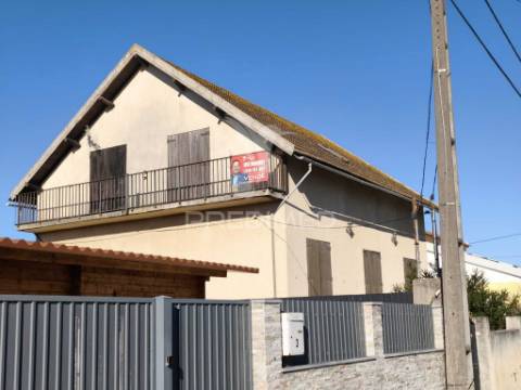 Moradia t5, com garagem e espaço exterior