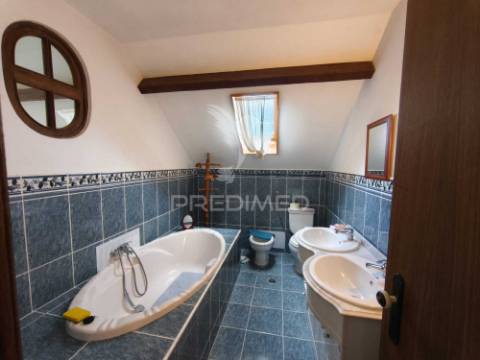 Moradia t5, com garagem e espaço exterior