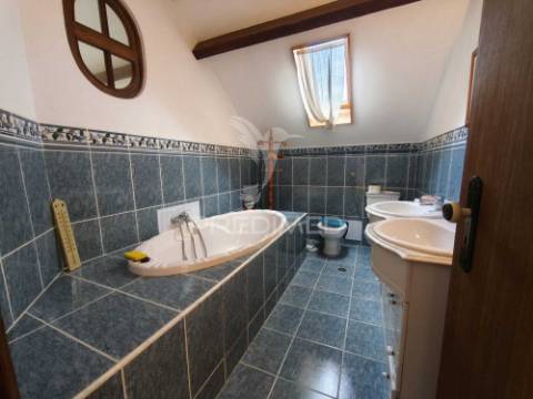 Moradia t5, com garagem e espaço exterior