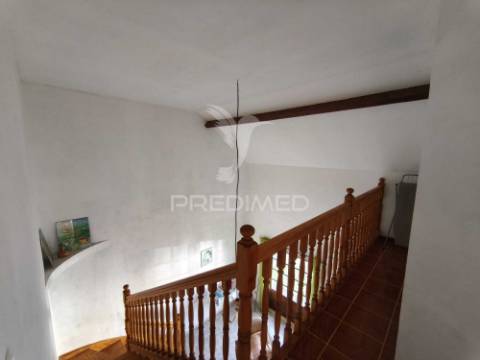 Moradia t5, com garagem e espaço exterior