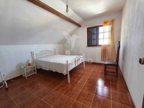 Moradia t5, com garagem e espaço exterior