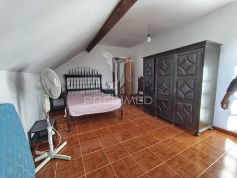 Moradia t5, com garagem e espaço exterior