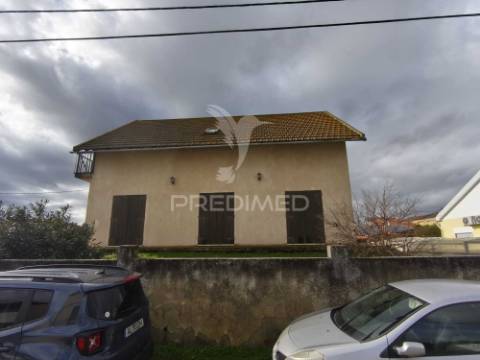 Moradia t5, com garagem e espaço exterior