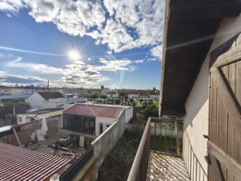 Moradia t5, com garagem e espaço exterior