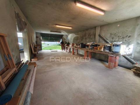 Moradia t5, com garagem e espaço exterior