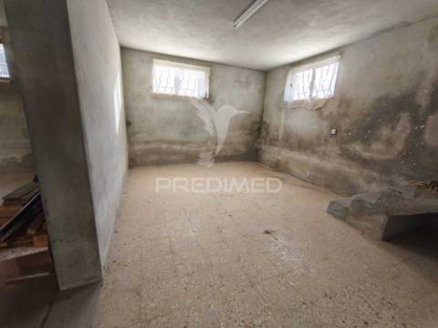 Moradia t5, com garagem e espaço exterior