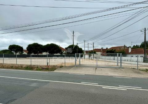 Terreno na estrada de leiria situado em loureira