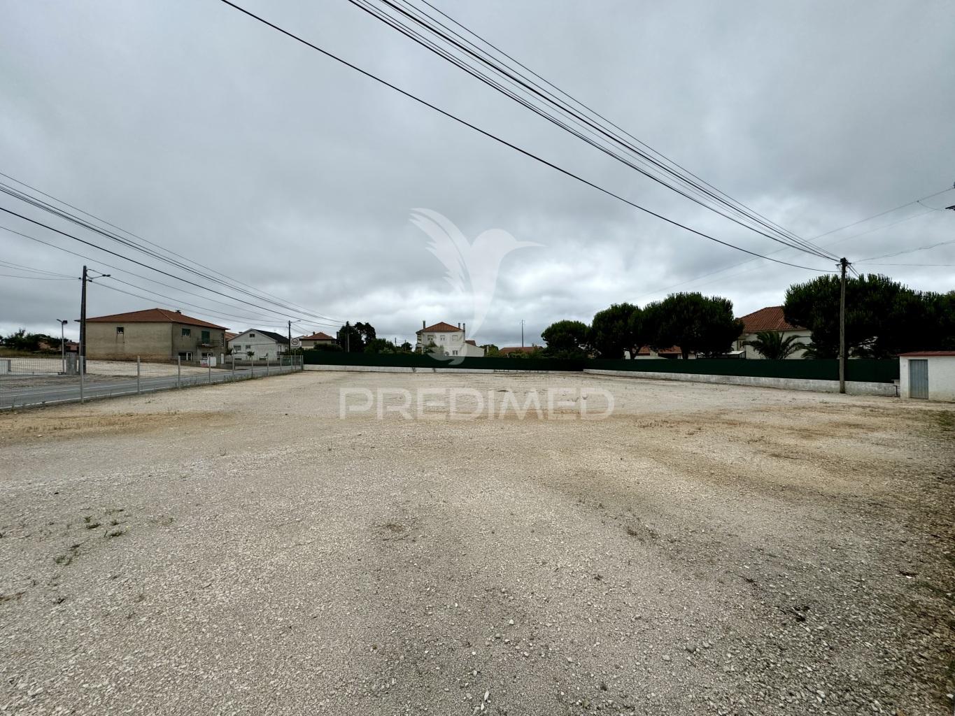 Terreno na estrada de leiria situado em loureira