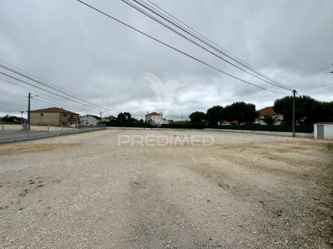 Terreno na estrada de leiria situado em loureira