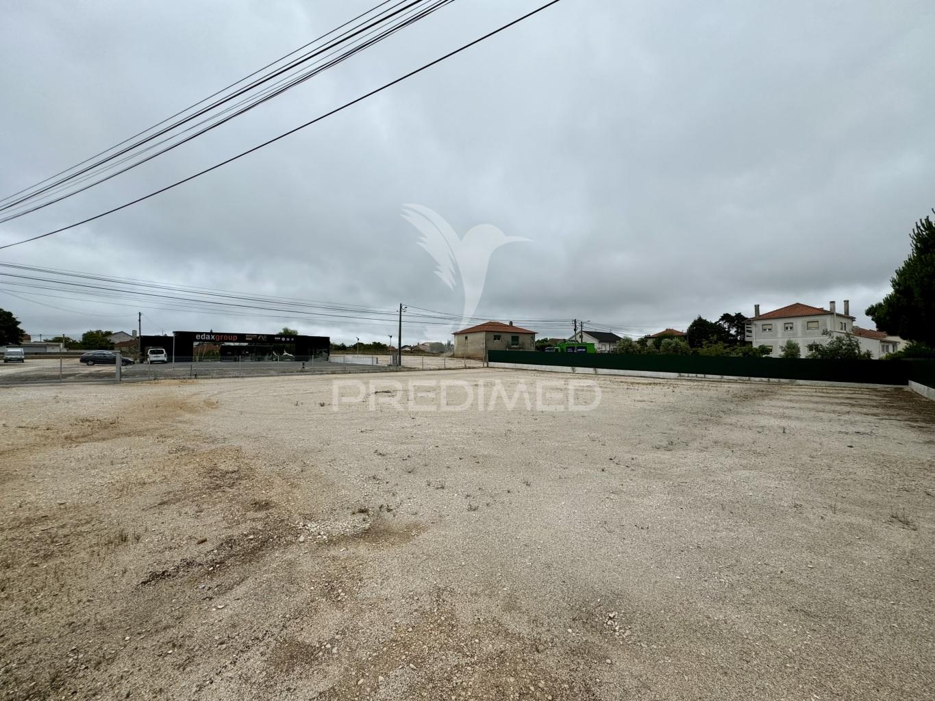 Terreno na estrada de leiria situado em loureira
