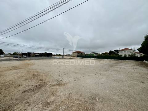 Terreno na estrada de leiria situado em loureira