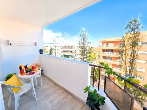 Apartamento renovado, piscina, 200 metros da praia da rocha