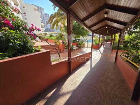 Apartamento renovado, piscina, 200 metros da praia da rocha