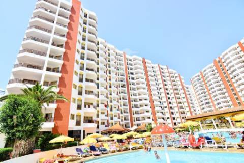 Apartamento renovado, piscina, 200 metros da praia da rocha