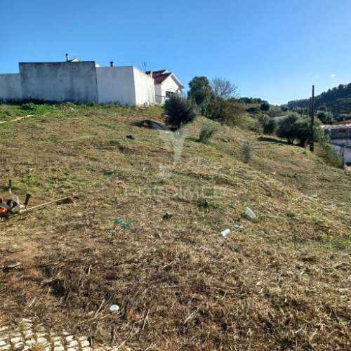 Terreno urbano com 683m2 em alenquer