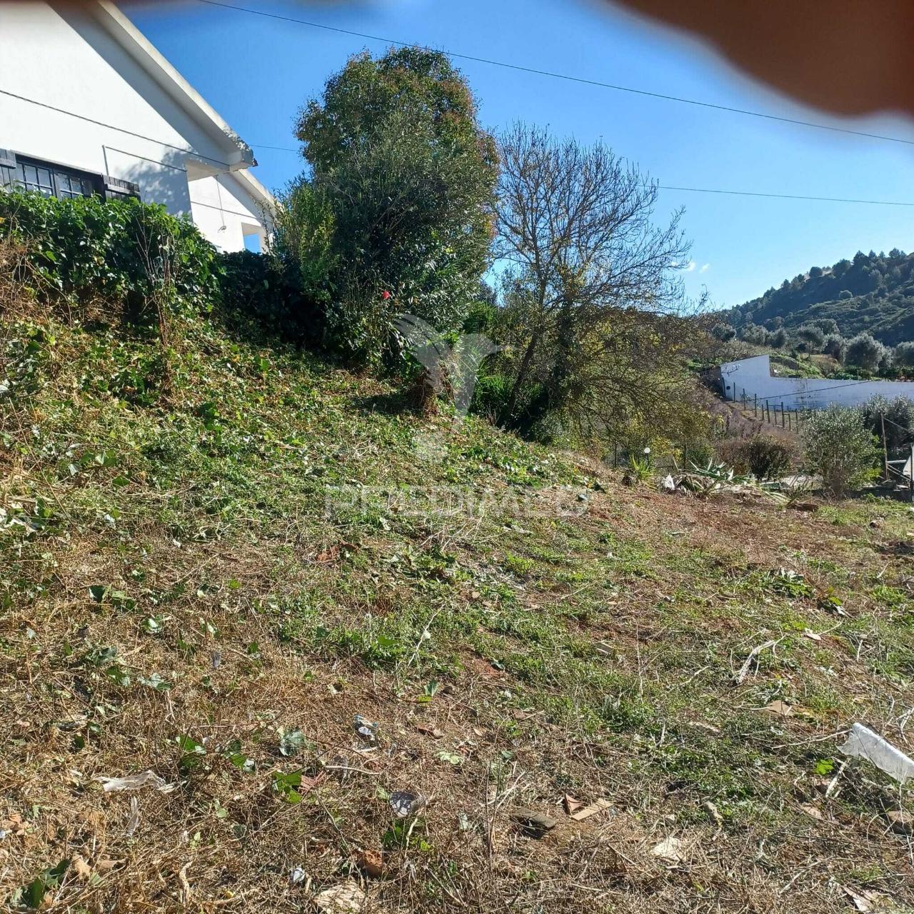 Terreno urbano com 683m2 em alenquer