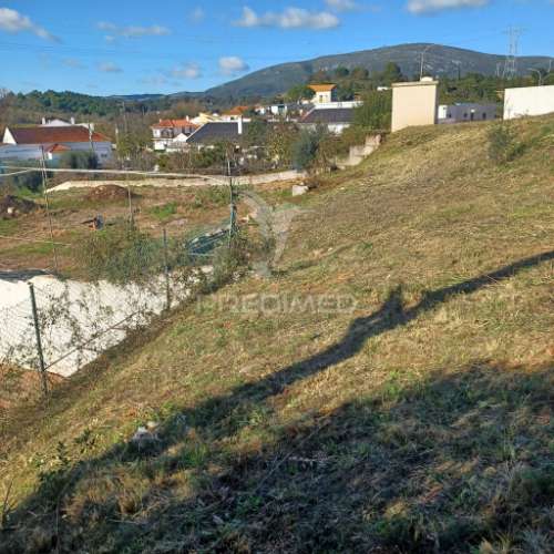 Terreno urbano com 683m2 em alenquer