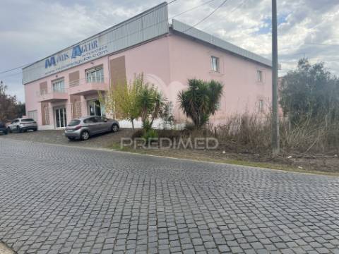 Espaço comercial e armazém em ferreira do alentejo
