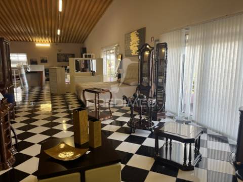 Espaço comercial e armazém em ferreira do alentejo