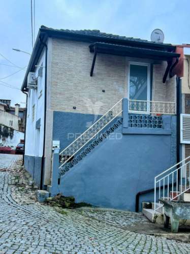 Moradia recuperada, equipada e mobilada na zona vinhateira do douro