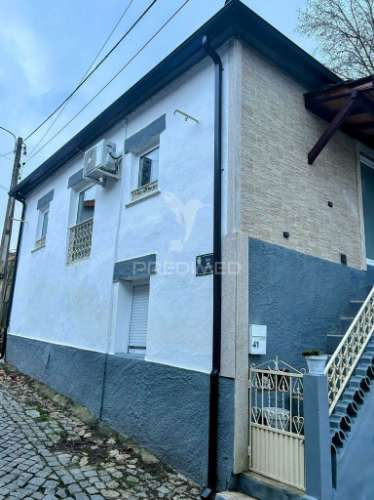 Moradia recuperada, equipada e mobilada na zona vinhateira do douro