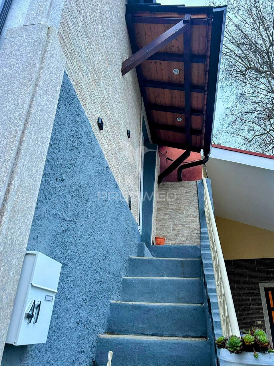 Moradia recuperada, equipada e mobilada na zona vinhateira do douro