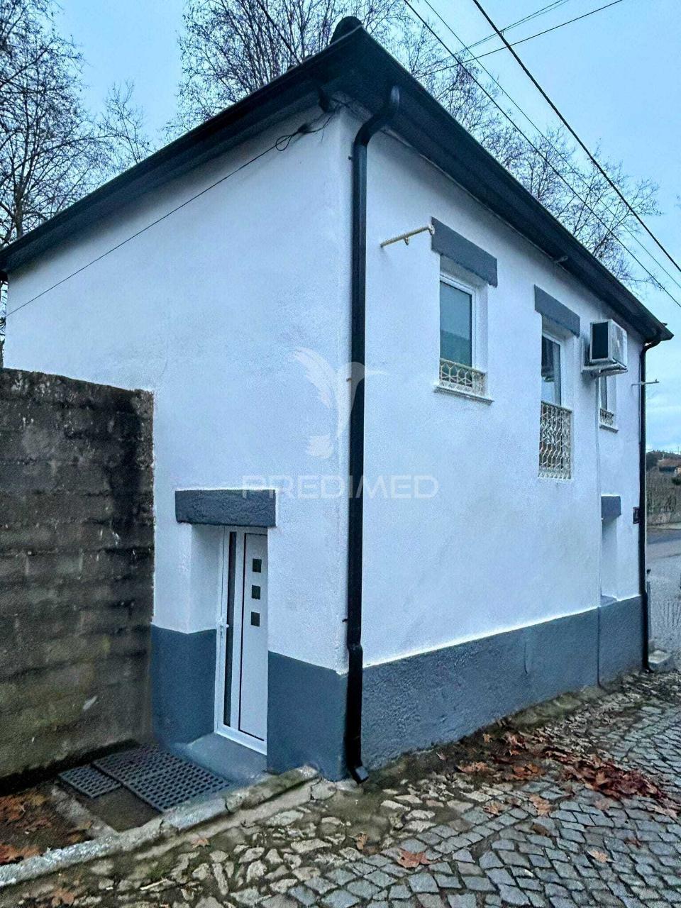 Moradia recuperada, equipada e mobilada na zona vinhateira do douro